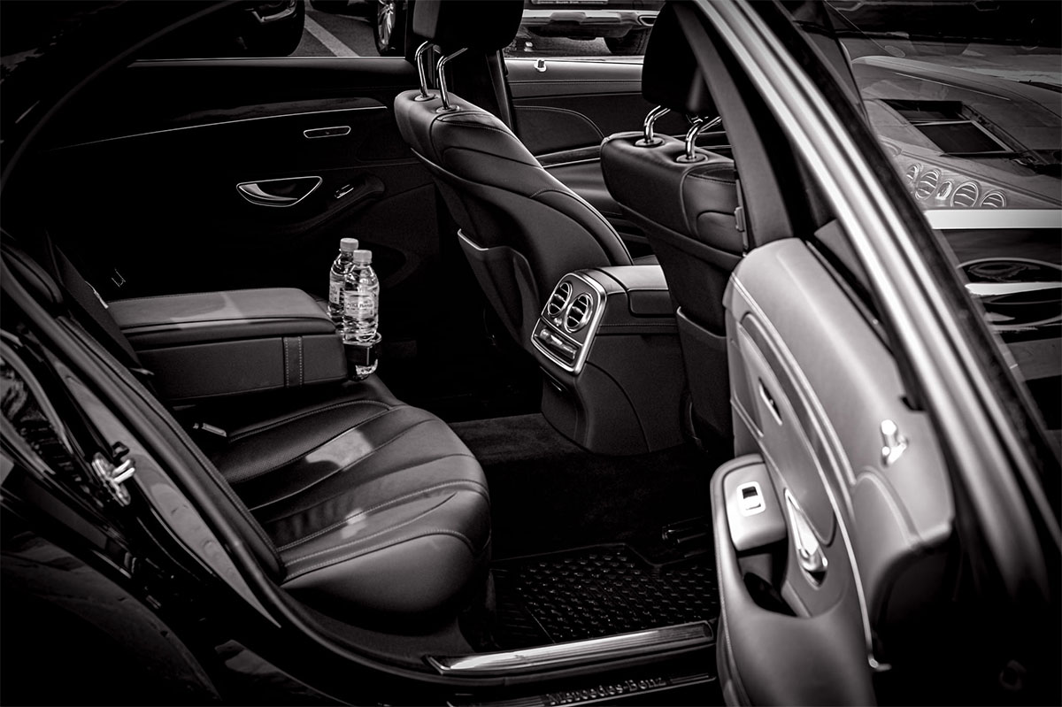 airport transfer limousine image 1 interior